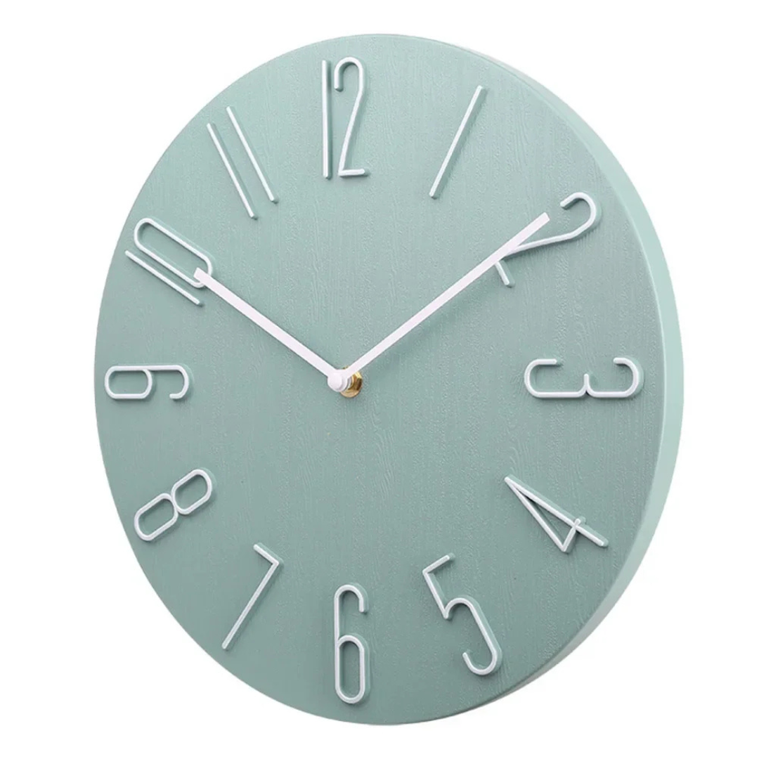 Farbenfrohe Wanduhr im modernen Design für stilvolle Räume