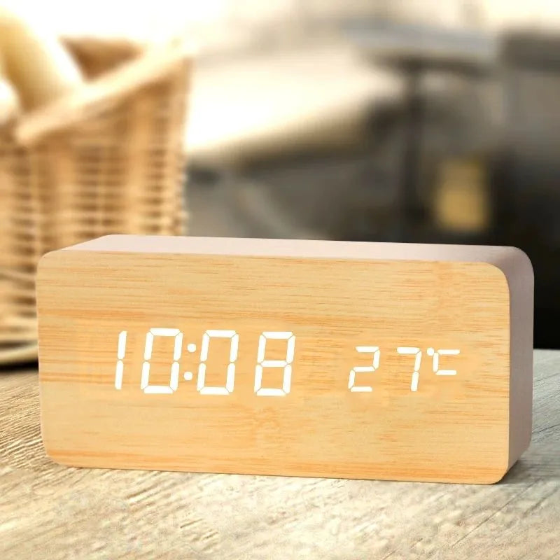 Eleganter Digitalwecker aus Holz mit LED-Display