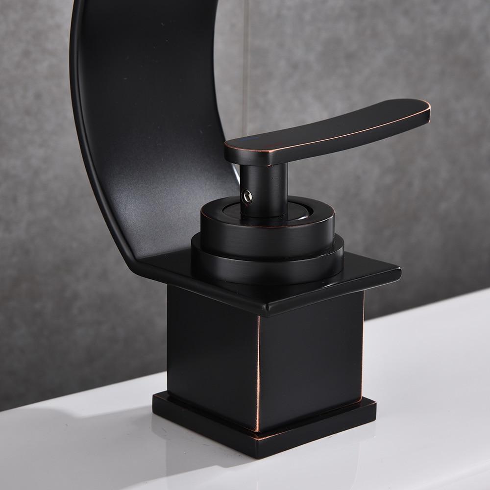 Stylische Kristallarmaturen für ein modernes Badezimmer